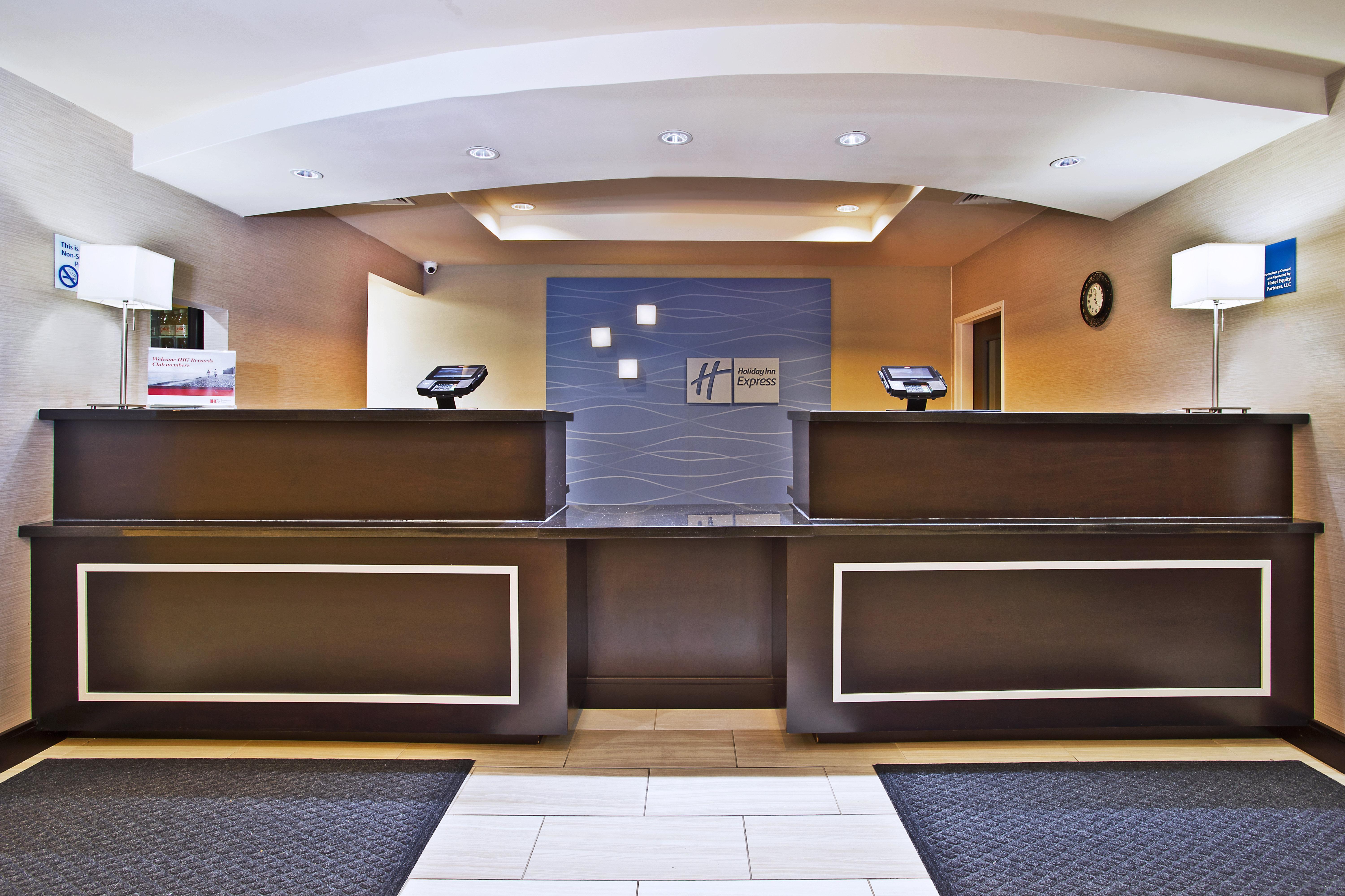 Holiday Inn Express & Suites Springfield By Ihg Exterior photo