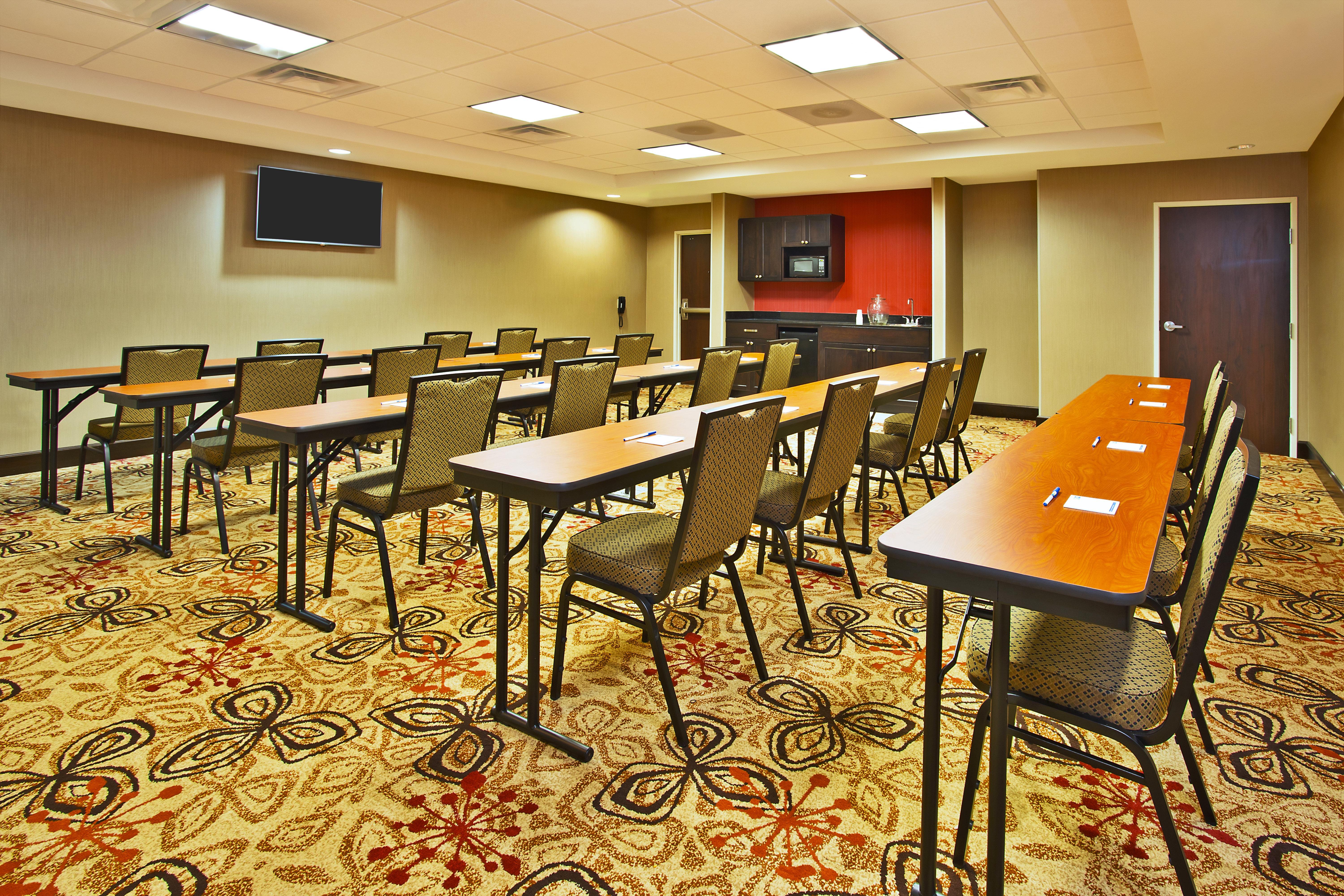 Holiday Inn Express & Suites Springfield By Ihg Exterior photo